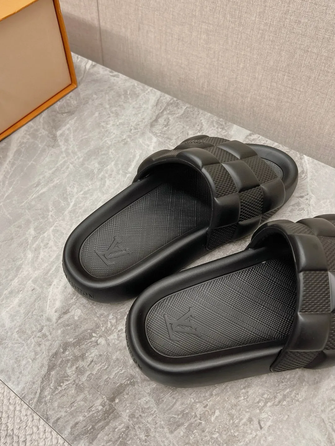 Ex-factory price: 240💰Support returns and exchanges LV/Louis Vuitton ✔️Early spring new model at the counter embossed LOGO couple slippers candy color series! The upper and outsole are made of soft t men's shoes 💰u material base men's shoes 💰u material size: 38-44, customized 45, 46